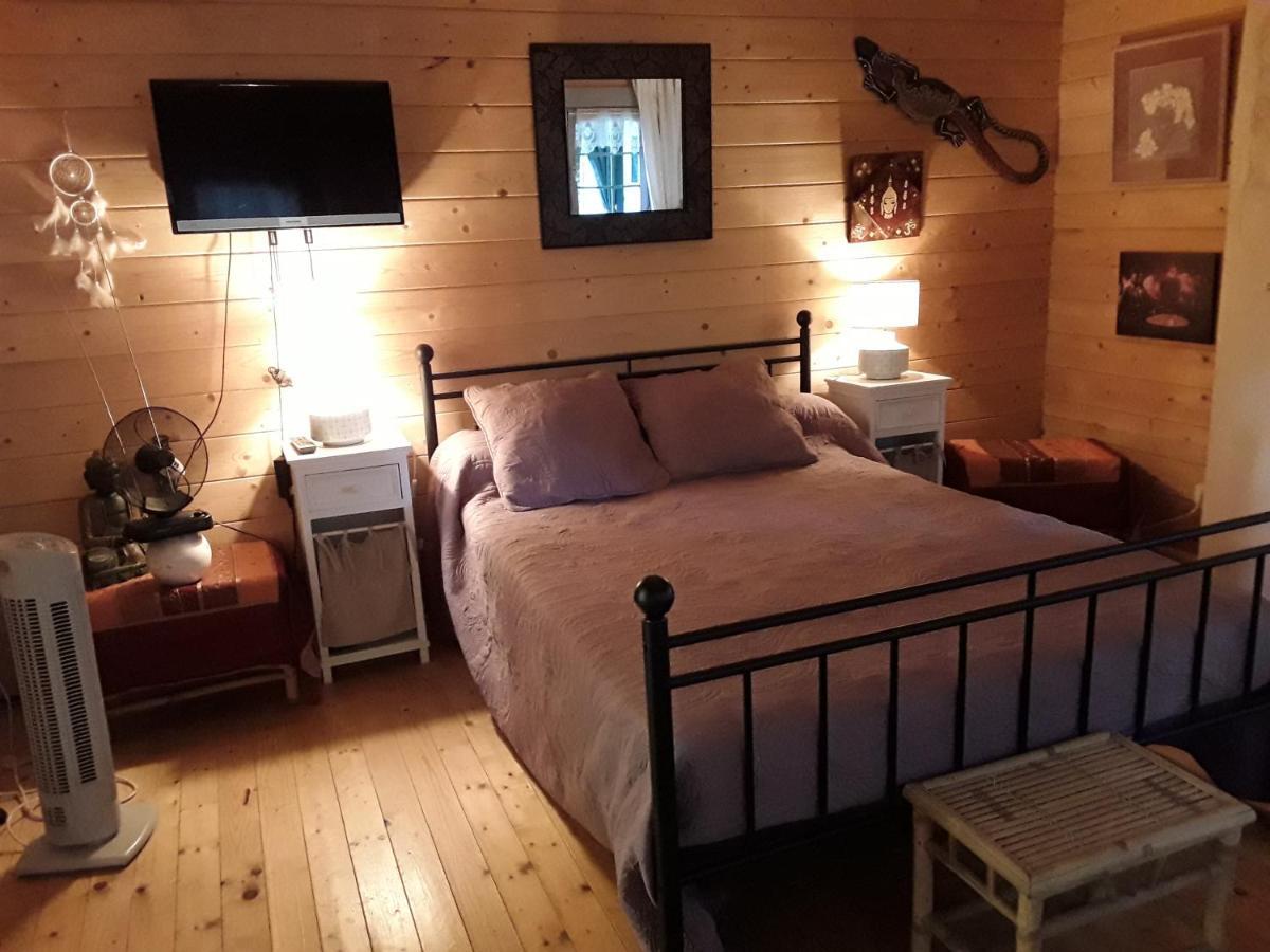 Le Chalet De La Grenouille Verte Tursac Kültér fotó